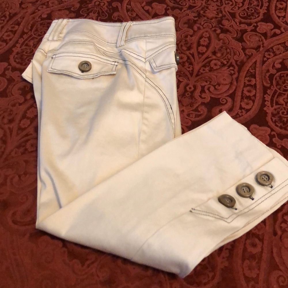 Women's size 4 CACHE Capri pants.